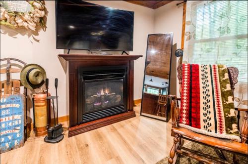 The Nook Lodge - cabin with hot tub at Shawnee and Camelback Mtn photo 3