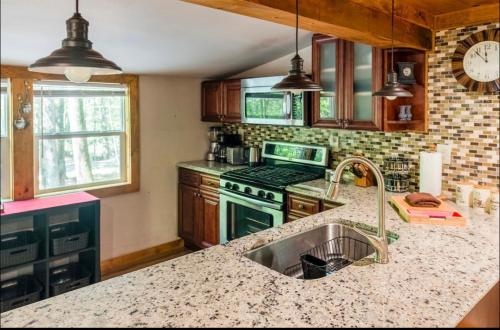 The Nook Lodge - cabin with hot tub at Shawnee and Camelback Mtn in Marshalls Creek
