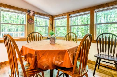 The Nook Lodge - cabin with hot tub at Shawnee and Camelback Mtn in Marshalls Creek