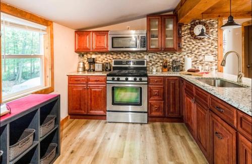 The Nook Lodge - cabin with hot tub at Shawnee and Camelback Mtn in Marshalls Creek