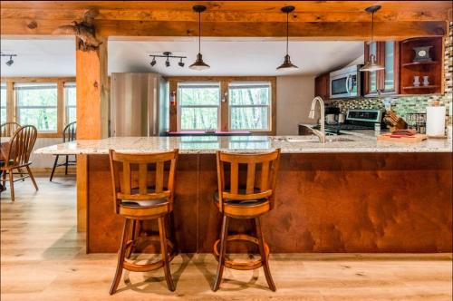 The Nook Lodge - cabin with hot tub at Shawnee and Camelback Mtn in East Stroudsburg, USA