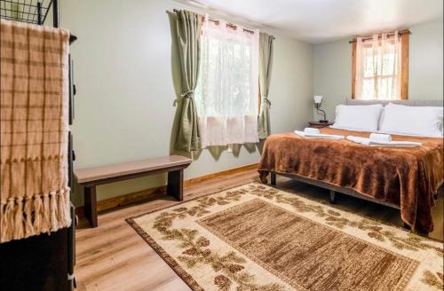 The Nook Lodge - cabin with hot tub at Shawnee and Camelback Mtn in Marshalls Creek