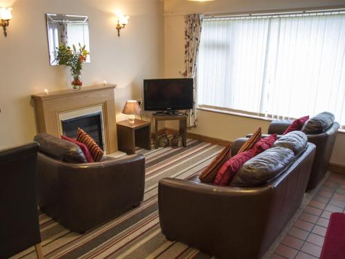 The Chestnuts Holiday Cottages - image 11