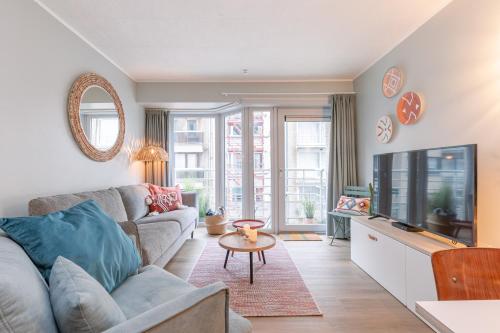 Be at Sea in Ostend all-in luxury apartment , outdoor pool, side seaview