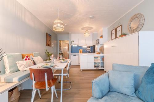 Be at Sea in Ostend all-in luxury apartment , outdoor pool, side seaview