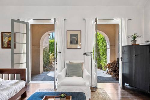 Secluded 4BR Spanish Oasis in the Heart of LA, Los Angeles (fotografie 3)