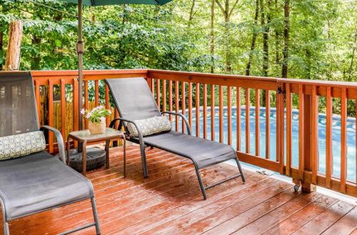 ระเบียง/ชานเรือน, Pocono cabin with private pool at Shawnee Mtn in อีส สตรวด์สบูร์ก (PA)