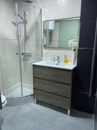 Vannas istaba, 60m² 2 guļamistaba, 1 privāta vannas istaba Māja Navas del Rey
 (PISO CON ENCANTO) in Navas del Rey