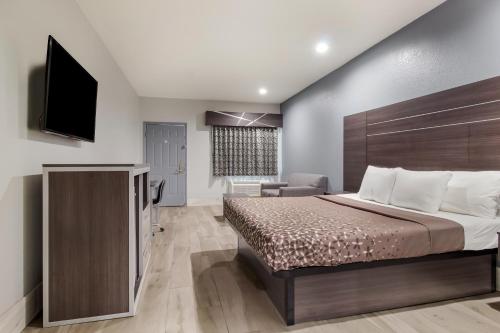 Americas Best Value Platinum Inn & Suites - image 11