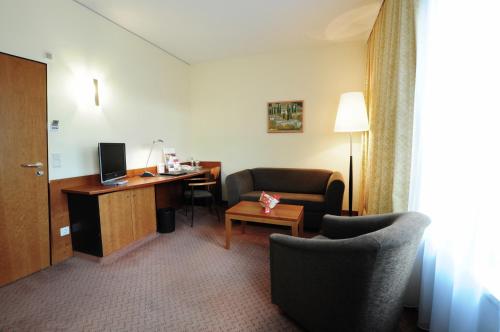 2 twin beds, 1 sofa bed