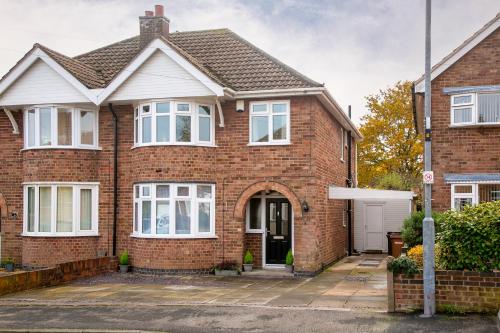 Ludlow Drive 3 bed Contractor family Town house in melton Mowbray