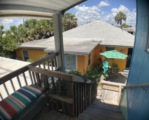 Las Palmas Cottage at Casas de la Playa - Central In the Heart of Downtown and Steps to the Beach! in Flagler Beach, USA