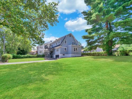 Deck View of Hudson River & Mt Beacon / Boho Suite in نيوبورجه
