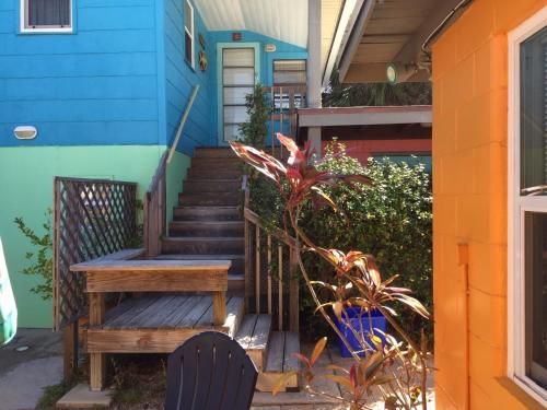 Las Palmas Cottage at Casas de la Playa - Central In the Heart of Downtown and Steps to the Beach! in Flagler Beach, USA
