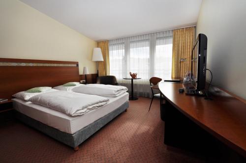 Hansa Apart-Hotel Regensburg Ideally located in the Innenstadt area, Hansa Apart-Hotel Regensburg promises a relaxing and wonderful visit. Both business travelers and tourists can enjoy the propertys facilities and services. All