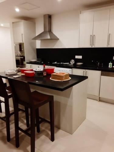 Lovely 2 bedroom condo with pool and gym