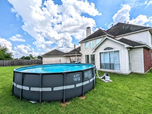 B&B Houston - Pool Escape Game Room Sleeps 16 Grill - Bed and Breakfast Houston