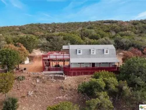 Entire 2br 2ba hilltop view home Sleeps 7 pets 4 acres Jacuzzi Central AC Kingbeds Free Wifi-Parking Kitchen WasherDryer Starry Terrace Two Sunset Dining Patios Grill Stovetop Oven Fridge OnsiteWoodedHiking Wildlife CoveredPatio4pets & Birds Singing!