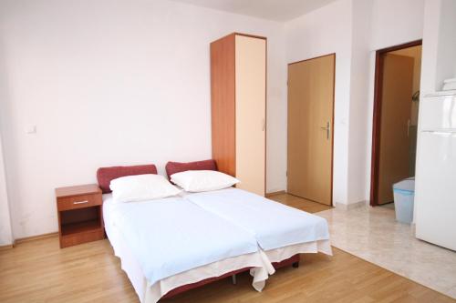 Apartment Metajna 6337b - image 12