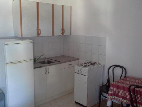 Apartment Metajna 6337b - image 4