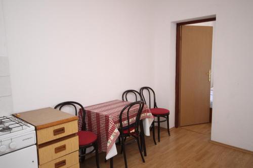 Apartment Metajna 6337b - image 8