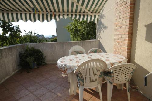 Double Room with Terrace and Sea View   image 2