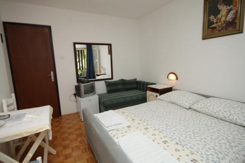 Double Room with Balcony image 2