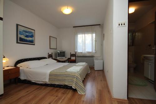 Double Room with Terrace image 4