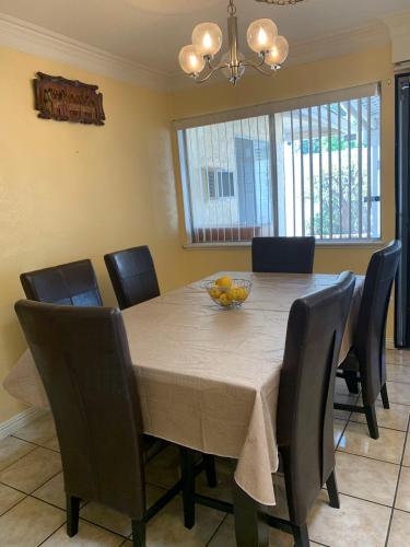 Double bedroom with private bathroom for family or friends in Rialto (CA)