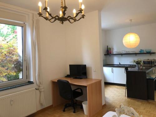 studio e - Quiet central business one bedroom apartment for 3 guests - Tap to explore photos