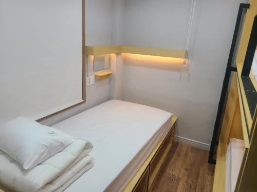 Elephant Hostel Nampo Room Type - Triple Room
