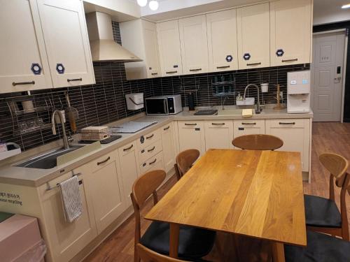 Kitchen, Elephant Hostel in Busan