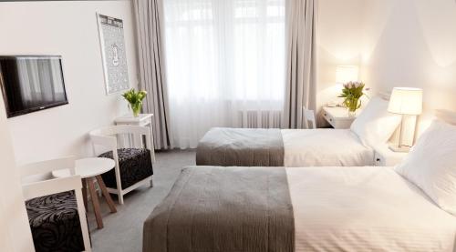 2 twin beds