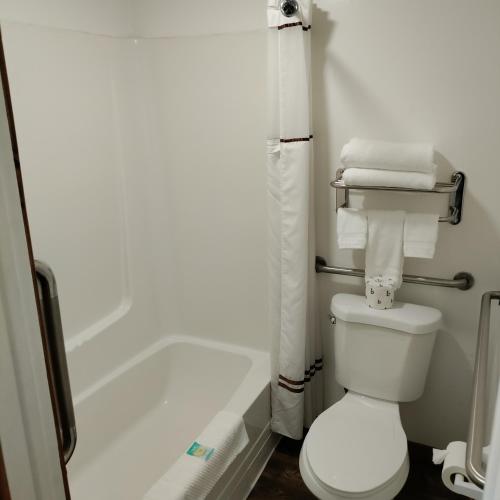 Travelodge by Wyndham Salina - image 11
