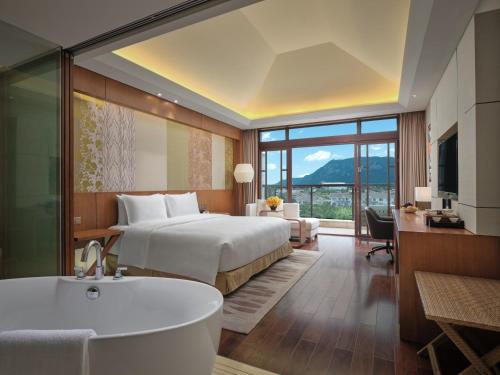Standard King Room image 4