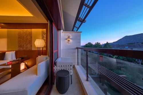 Standard King Room image 3