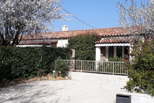 Maison 2/4pers : jardin piscine. LES AMANDIERS