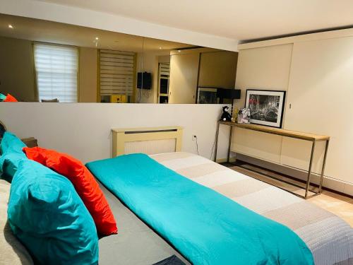 Red light district B & B canal view, Amsterdam (photo 8)