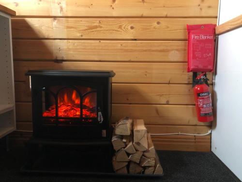 Timber cottages with jacuzzi and sauna near lake Vänern