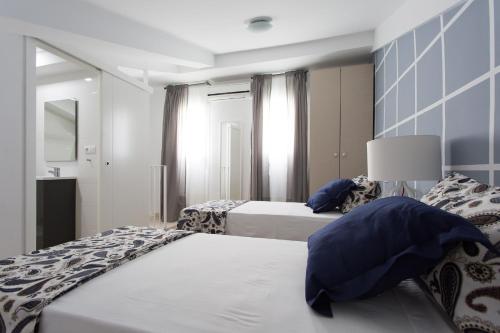 Three-Bedroom Duplex Apartment with Terrace - 10 room in Apartamentos Alberto Lista 9
