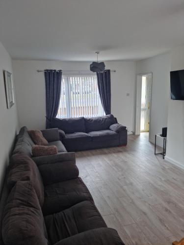 Közös társalgó / TV, 3 bedroom house-Ellesmere Port in Ellesmere Port
