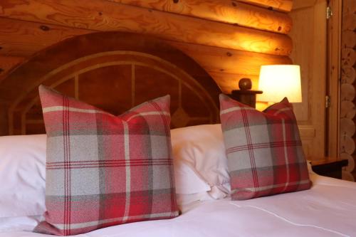 Strathisla - Luxury Two Bedroom Log Cabin with Private Hot Tub & Sauna