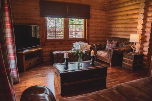 Strathisla - Luxury Two Bedroom Log Cabin with Private Hot Tub & Sauna