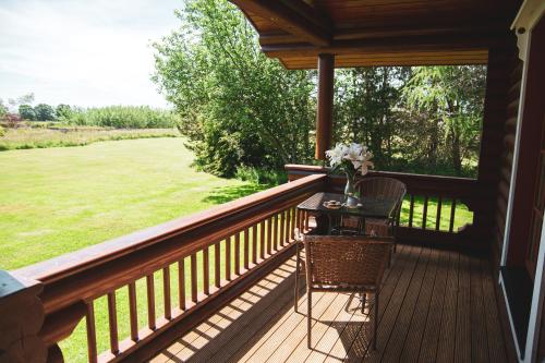 Strathisla - Luxury Two Bedroom Log Cabin with Private Hot Tub & Sauna