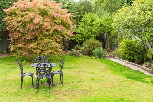 Stunning Solihull 4 Bedroom House with 6 Beds and Large Driveway gîte à louer Hall Green