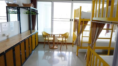 ผู้เข้าพัก 1 คน ในหอพักหญิง 4 เตียง ห้องน้ำรวม (1 Person in 4-Bed Dormitory with Shared Bathroom - Female Only)