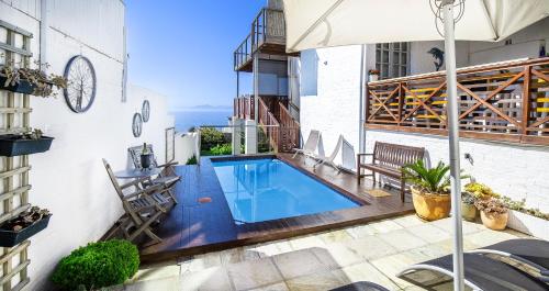 ระเบียง/ชานเรือน, Penguins View Guesthouse near หาดโบเดอเรส