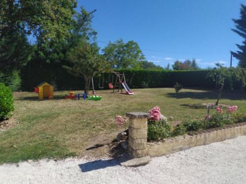 Maison périgourdine spacieuse avec piscine