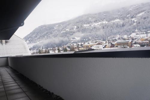 Deluxe Three-Bedroom Apartment with Balcony and Mountain View