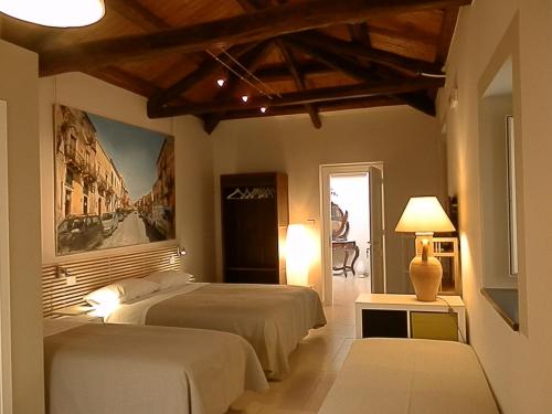 1 queen bed, 2 twin beds